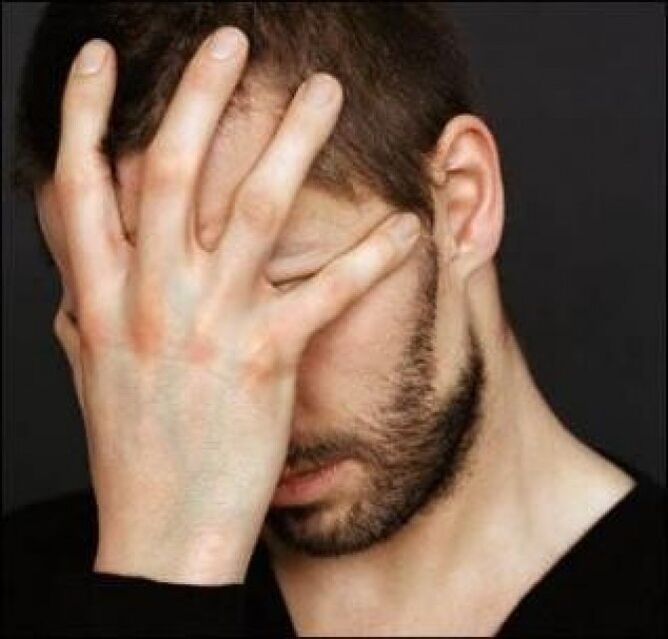 Un uomo pensa di curare la prostatite