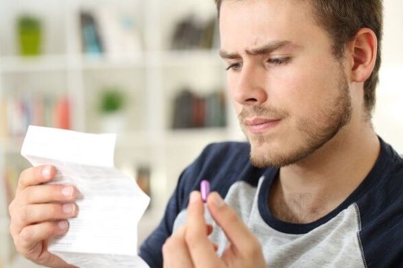 Un uomo studia il foglietto illustrativo di un antibiotico per la prostatite